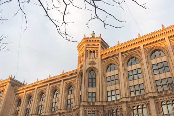 Sonne scheint auf Gebäude in Lehel