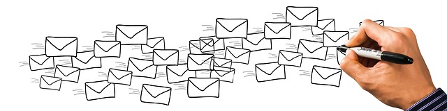 E-Mail Symbole mit zeichnender hand